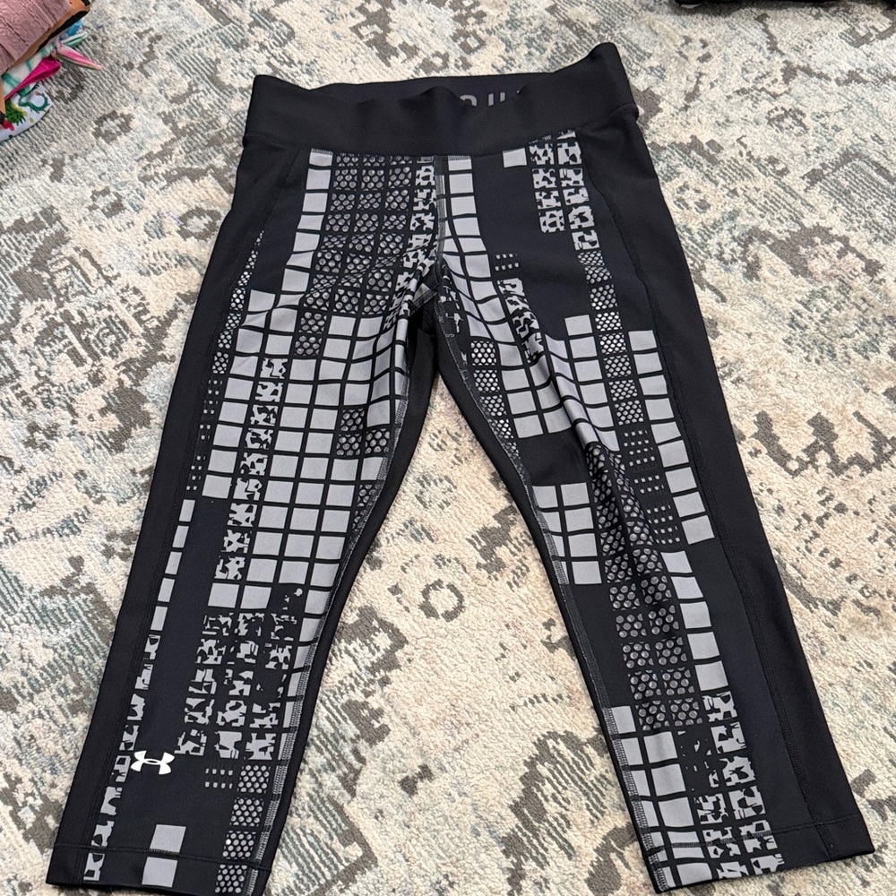 Under Armour Girls Black & Gray Geometric Capri Leggings